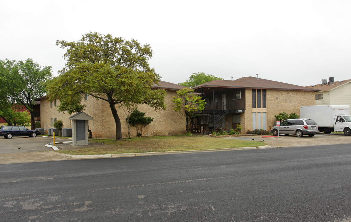 1318 Lamar Square Dr in Austin, TX - Foto de edificio