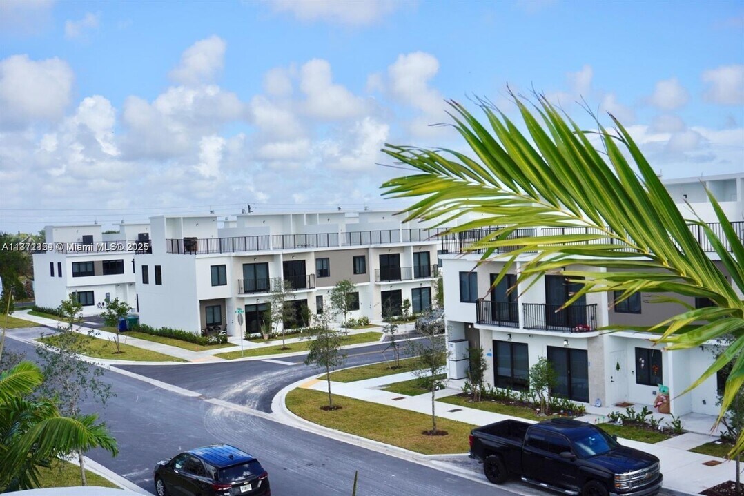 26130 SW 145th Ave in Princeton, FL - Building Photo