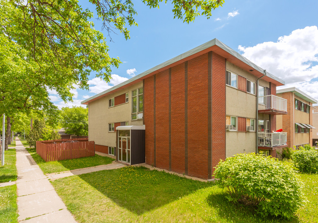 11647 124 St NW in Edmonton, AB - Building Photo