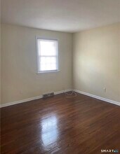 27 Manila Ave in Woodbridge, CT - Building Photo - Building Photo