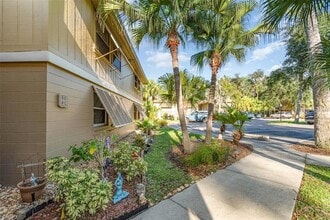 120 Hibiscus Woods Ct in Deltona, FL - Foto de edificio - Building Photo