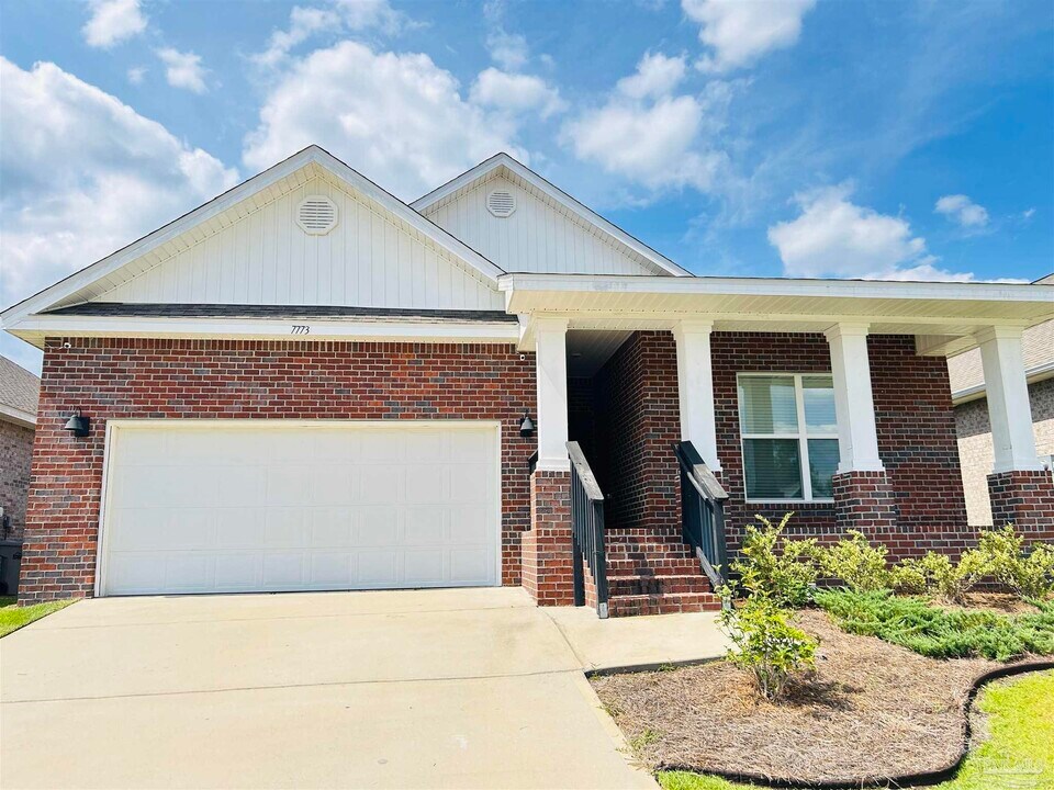 7773 Burnside Lp in Pensacola, FL - Building Photo