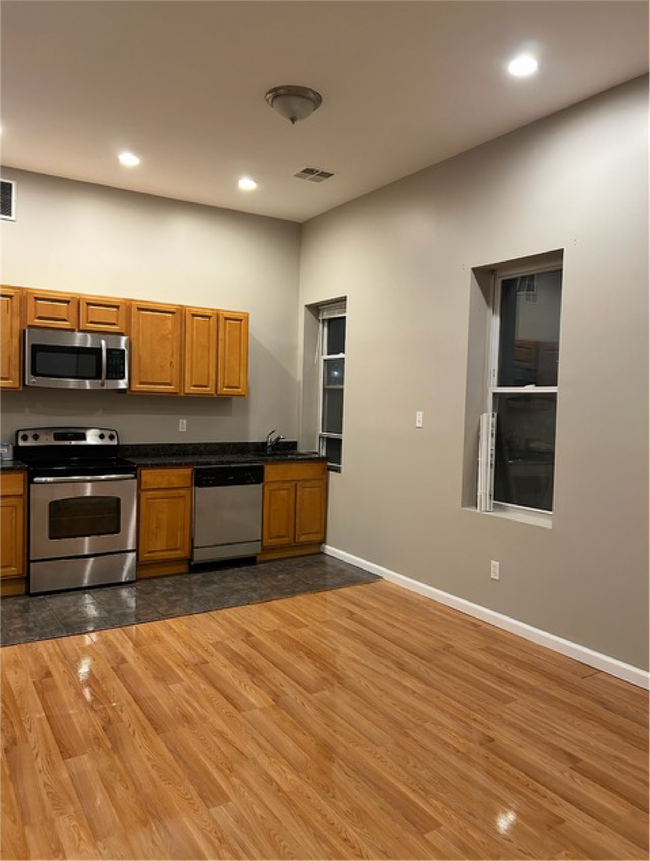 2113 E Huntingdon St in Philadelphia, PA - Building Photo - Building Photo