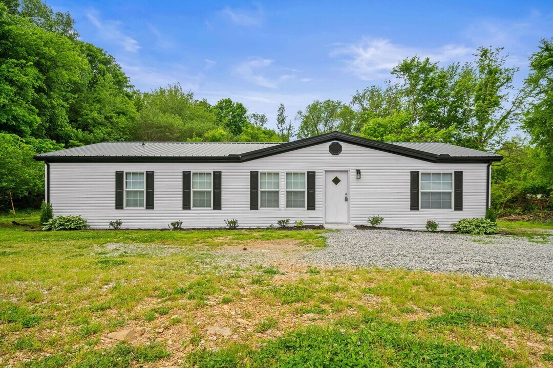 3840 Edd Ross Rd in Cedar Hill, TN - Building Photo