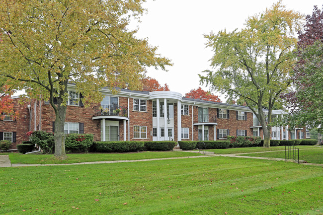 Buckingham Square Apts and TH in Troy, MI - Foto de edificio - Building Photo