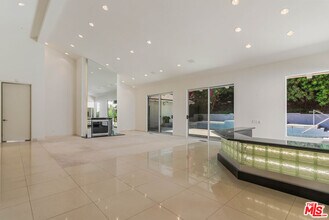 811 N Hillcrest Rd in Beverly Hills, CA - Building Photo - Building Photo