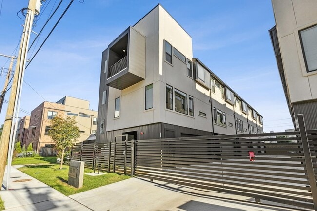 property at 2916 Hawthorne Ave