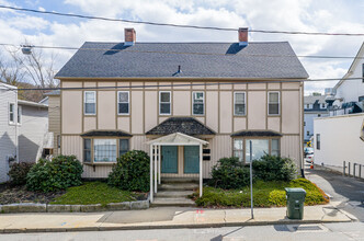 80 E Main St in Thomaston, CT - Foto de edificio - Building Photo