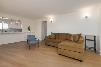 5301 E The Toledo, Unit 201 in Long Beach, CA - Foto de edificio - Building Photo