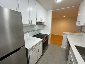 18307 Burbank Blvd, Unit #9 in Los Angeles, CA - Building Photo - Building Photo