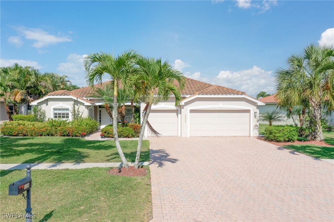2250 Grove Dr in Naples, FL - Building Photo