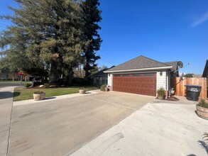 540 N Peppertree St in Visalia, CA - Building Photo - Building Photo