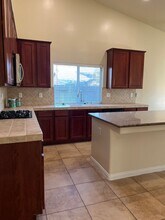 13003 Lake Pueblo Way in Bakersfield, CA - Foto de edificio - Building Photo