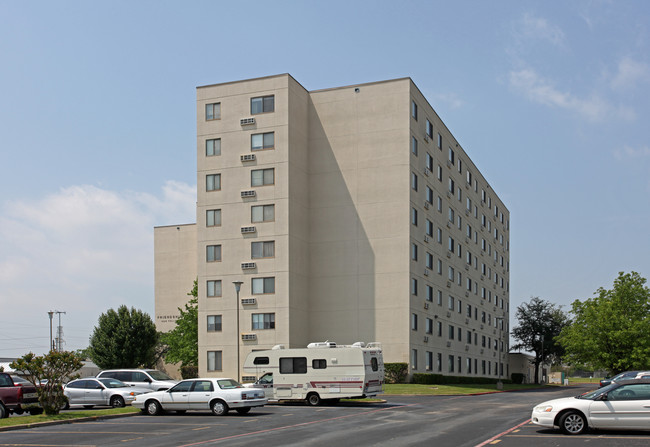 Friendship Towers I in Dallas, TX - Building Photo - Building Photo