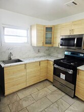 163 Court St, Unit 2nd Floor Center Unit in Elizabeth, NJ - Foto de edificio - Building Photo