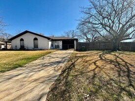 800 Irwin Dr in Hurst, TX - Building Photo