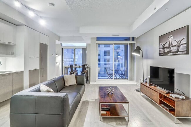 255 Queen St W