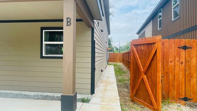 7611 Shotwell St in Houston, TX - Building Photo - Building Photo