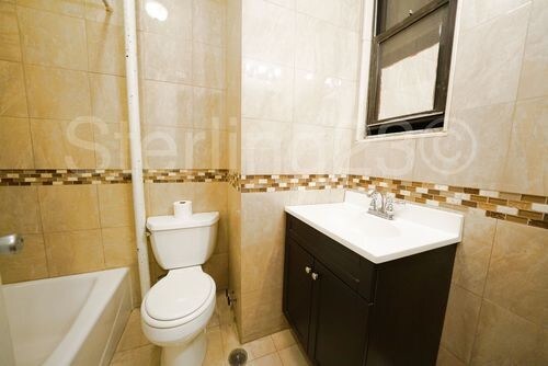 24-51 38th St-Unit -D08 in Queens, NY - Building Photo - Building Photo