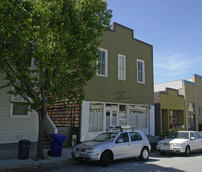 725 Loring Ave in Crockett, CA - Building Photo - Building Photo