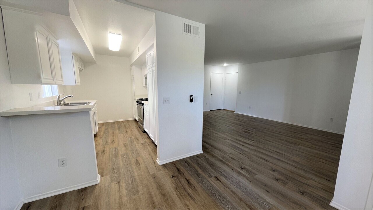 5300 Kester Ave in Sherman Oaks, CA - Building Photo