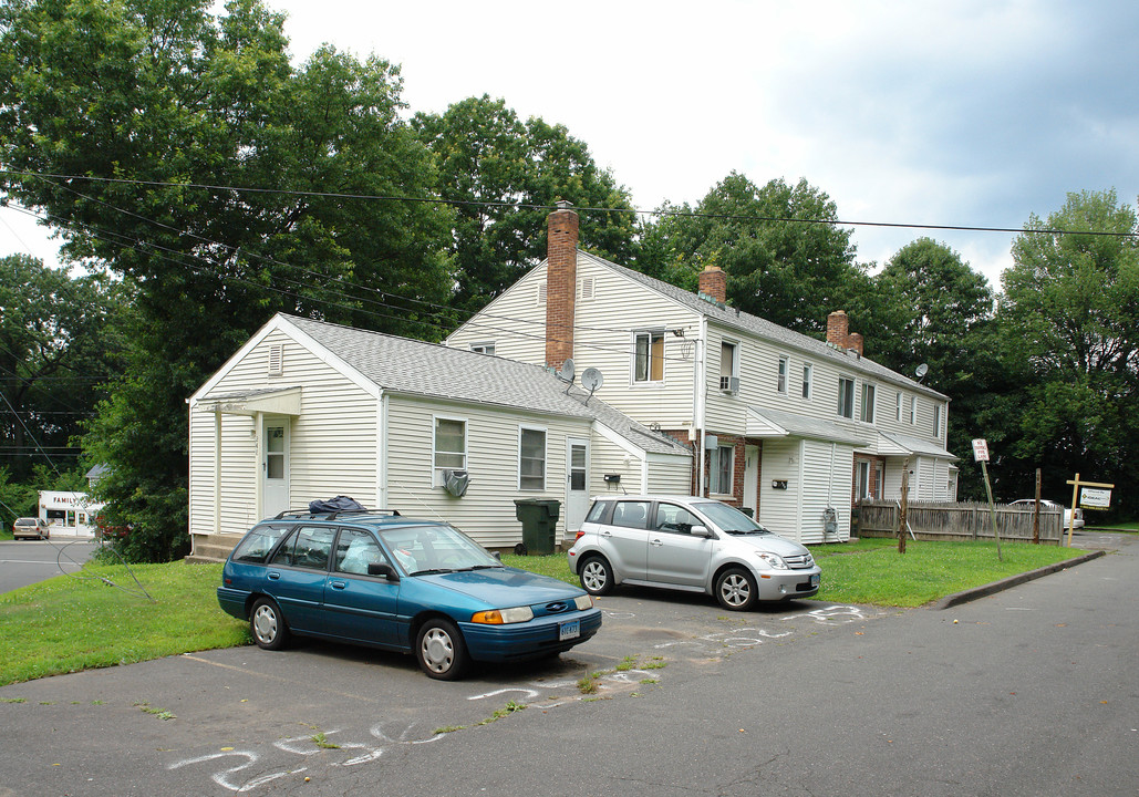 122-126 Woodlawn Cir in East Hartford, CT - Building Photo