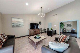 San Tropez Apartments in Fresno, CA - Building Photo - Building Photo