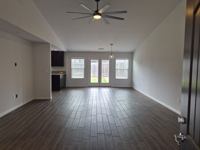 6607 Tulia Ln in Bakersfield, CA - Building Photo - Building Photo