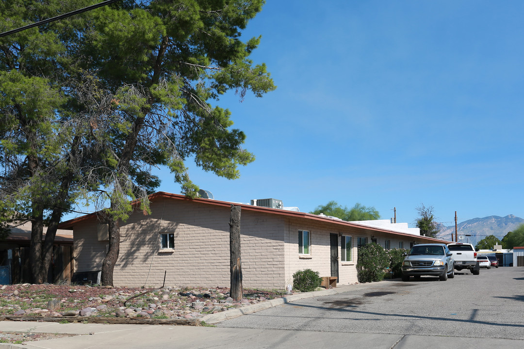 5731-5741 E 26th St in Tucson, AZ - Foto de edificio