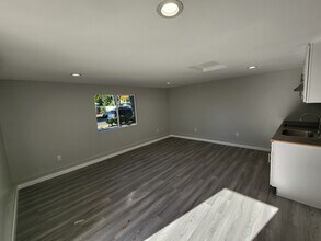 7758 Zelzah Ave in Reseda, CA - Foto de edificio - Building Photo