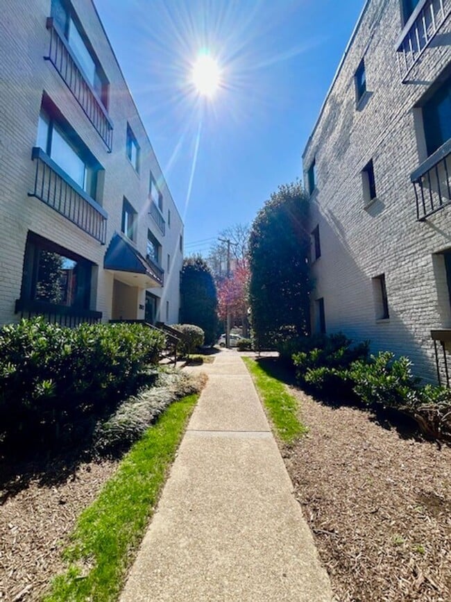 3819 Davis Pl NW in Washington, DC - Building Photo - Building Photo