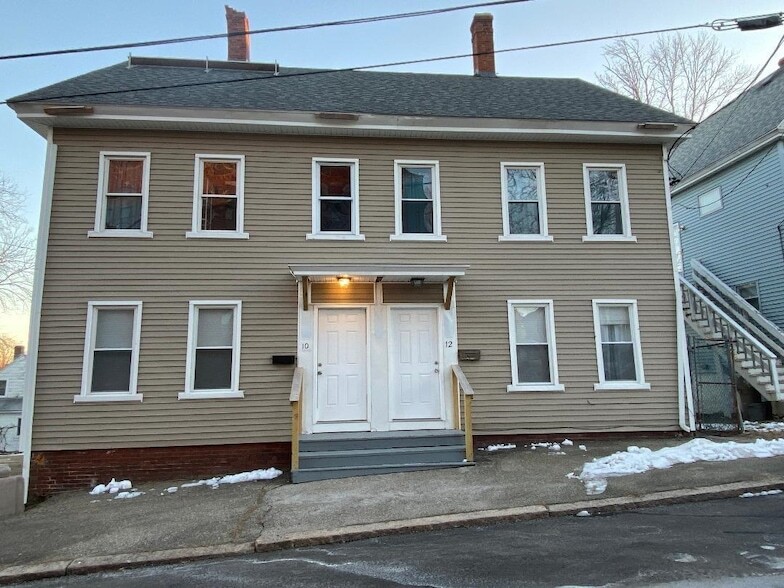 10 School St in Somersworth, NH - Foto de edificio