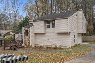 2400 Salem Dr in Marietta, GA - Building Photo - Building Photo