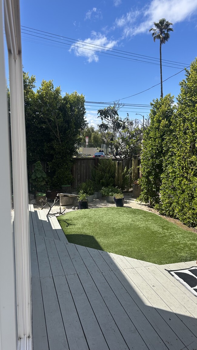 1403 Oakwood Ave in Venice, CA - Building Photo - Building Photo