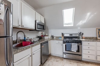 1245 W Barry Ave, Unit 3 in Chicago, IL - Building Photo - Building Photo