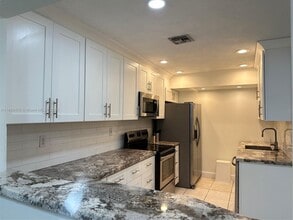 9865 Riverside Dr in Coral Springs, FL - Building Photo - Building Photo