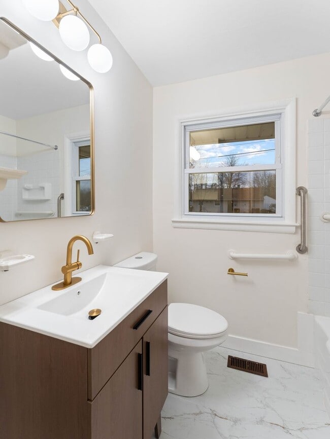 132 S Dennis Dr in Clayton, NJ - Building Photo - Building Photo