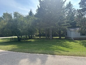 E2427 Holmes Rd in Waupaca, WI - Building Photo - Building Photo