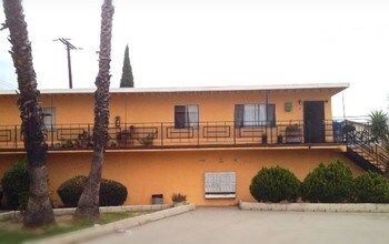 5819-5827 Cecilia St in Bell Gardens, CA - Foto de edificio - Building Photo