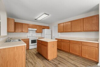 670 Rattler Blf in San Antonio, TX - Building Photo - Building Photo
