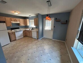 3830 Kiest Knoll Dr in Dallas, TX - Building Photo - Building Photo