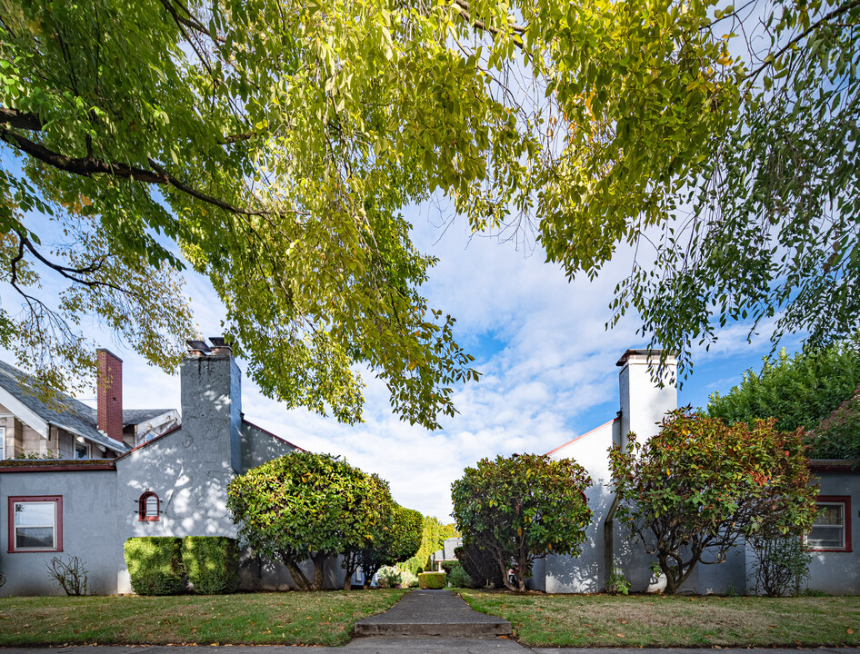 1806 SE 12th Ave in Portland, OR - Building Photo