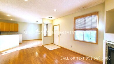 1949 Mockingbird Ave in Shakopee, MN - Foto de edificio - Building Photo