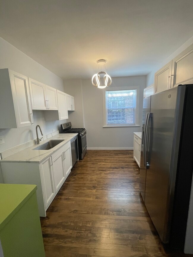 918 W Gunnison St, Unit 2