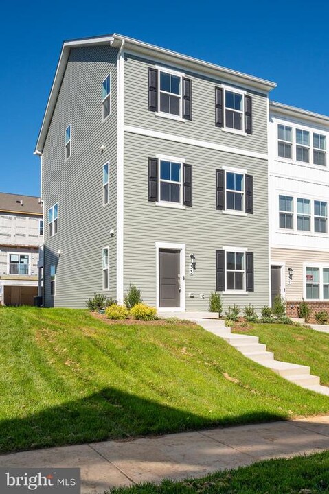 33 BROOKFIELD Mews in Ranson, WV - Foto de edificio