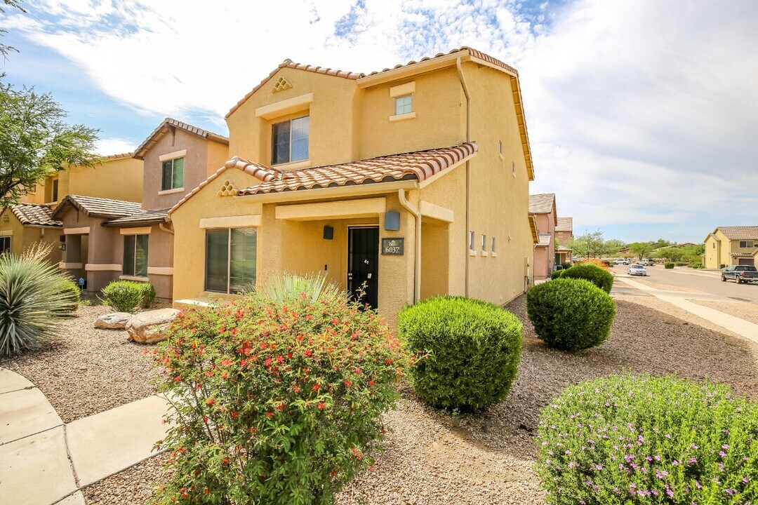 6037 S Sweet Birch Ln in Tucson, AZ - Foto de edificio