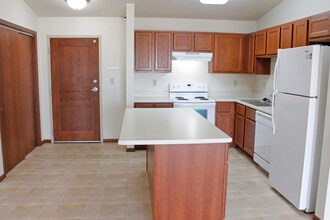 1009 Southland Ln in Brookings, SD - Building Photo - Building Photo