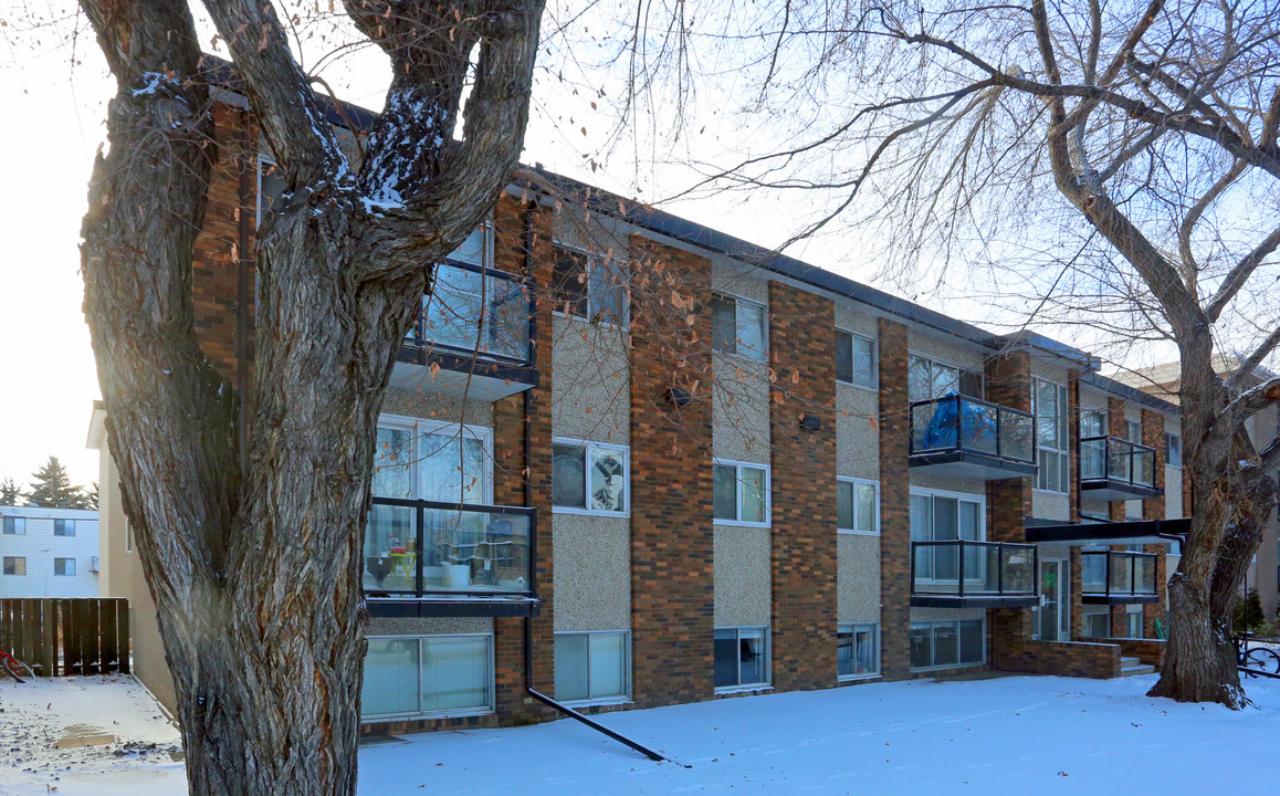 Evergreen Manor in Edmonton, AB - Building Photo