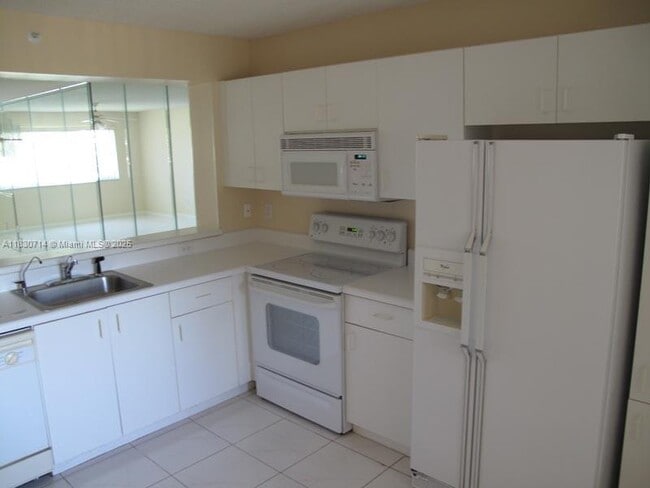 9511 Weldon Cir in Tamarac, FL - Building Photo - Building Photo