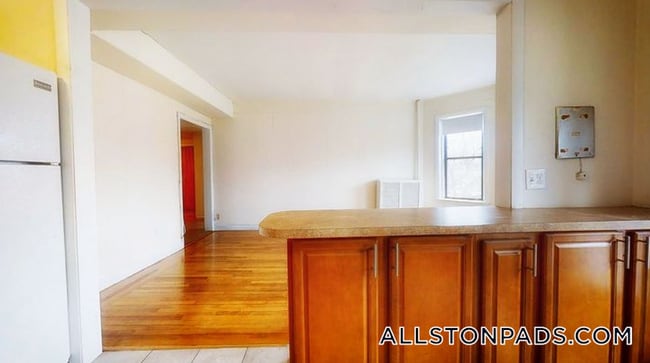 1131 Commonwealth Ave, Unit 3 in Boston, MA - Building Photo - Building Photo